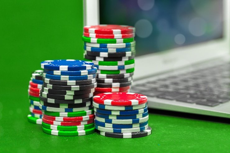 Tim talas89 bekerja di pusat operasi dengan monitor multi-layar dan sistem keamanan berlapis