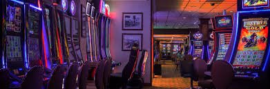 Studio live dealer talas89 dengan setup multi-kamera dan meja roulette, blackjack, dan baccarat